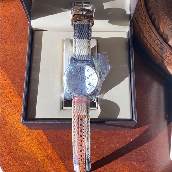 It is an 100% authentic Burberry watch. - Picture 7 of 9